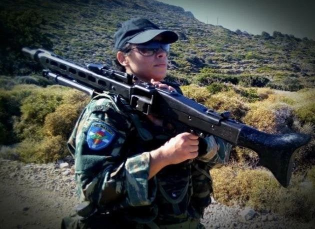 Αυτή είναι η πρώτη Ελληνίδα Εθνοφύλακας: Η γυναίκα ελεύθερος σκοπευτής με βολές ακριβείας (Εικόνες)